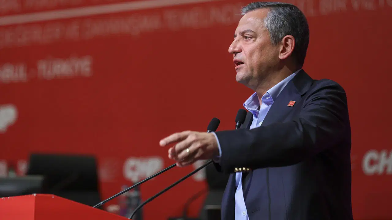 Özel’den ‘monarşi övgüsü’ne tepki: ‘Özür dilemedikçe bir dakika daha bu görevi yapamaz’