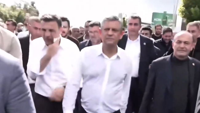 CHP Genel Başkanı Özgür Özel TBMM'ye yürüyor