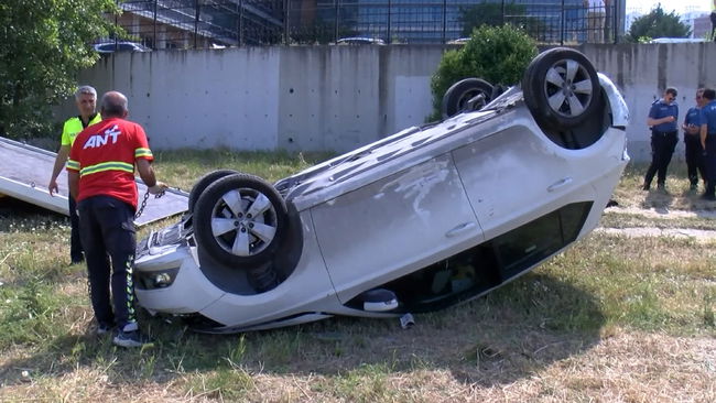 Mahkeme otoparkında araç 2 metreden düştü