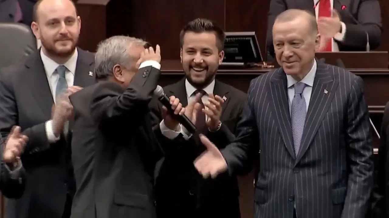 Rozeti taktı, Erdoğan'a selam çaktı!