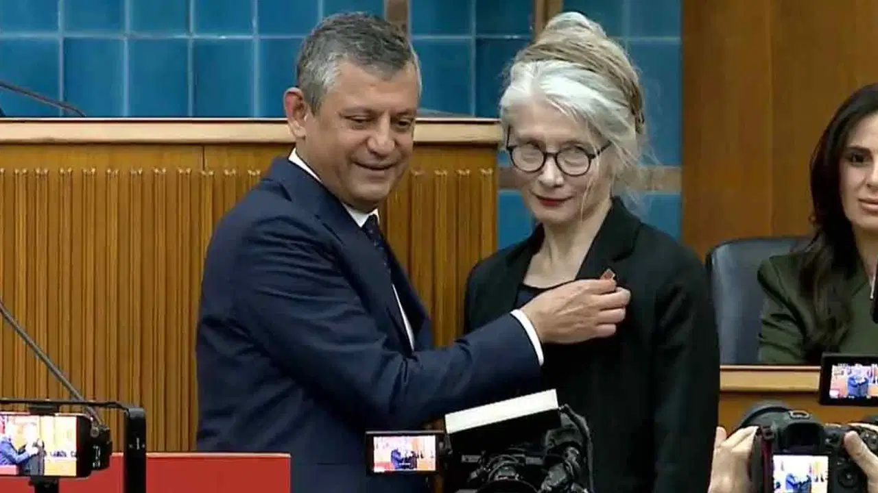 Son dakika... Emine Ülker Tarhan, CHP'ye döndü: Rozetini Özgür Özel taktı