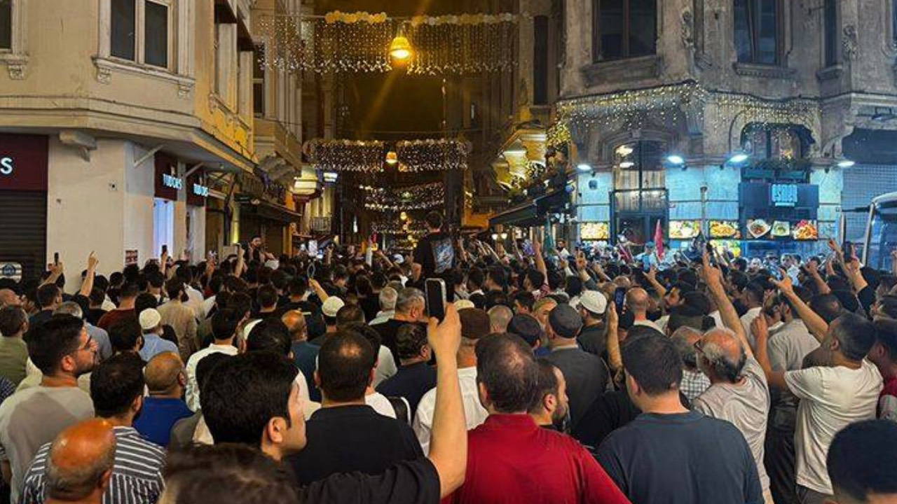 Gericiler sokağa indi, şeriat ve katliam çağrısı yaptı... Polis izledi!