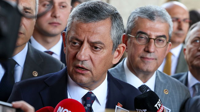 Özgür Özel'den demokrasi nöbeti çağrısı