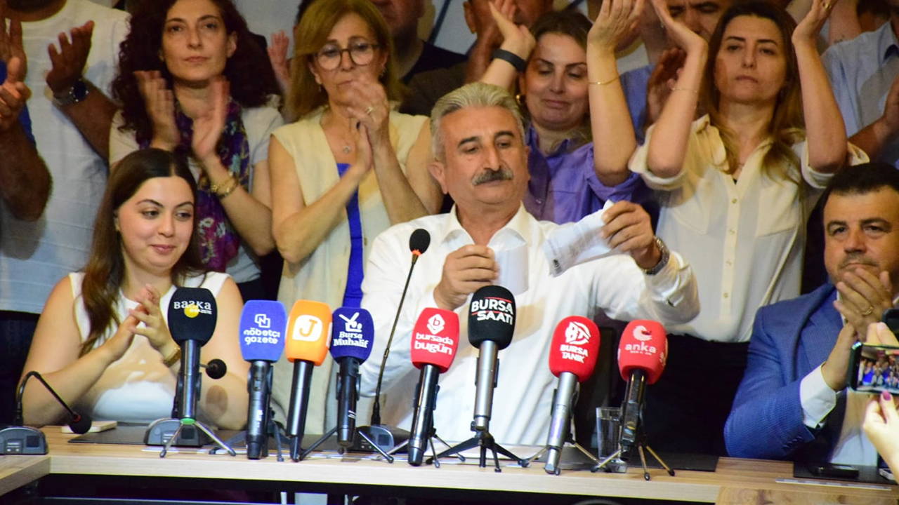 CHP Bursa İl Başkanı Yeşiltaş görevden alınma kağıdını yırttı: 'Burayı hiç kimseye teslim etmiyoruz'