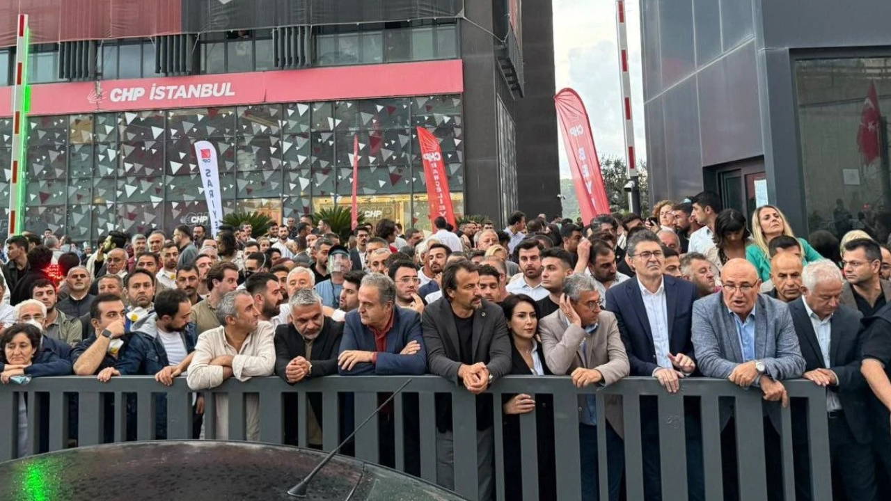 Son Dakika... İstanbul İl Binası polis ablukasında... CHP'den yeni hamle: İstanbul İl Başkanlığı binasını kapatma kararı alındı!
