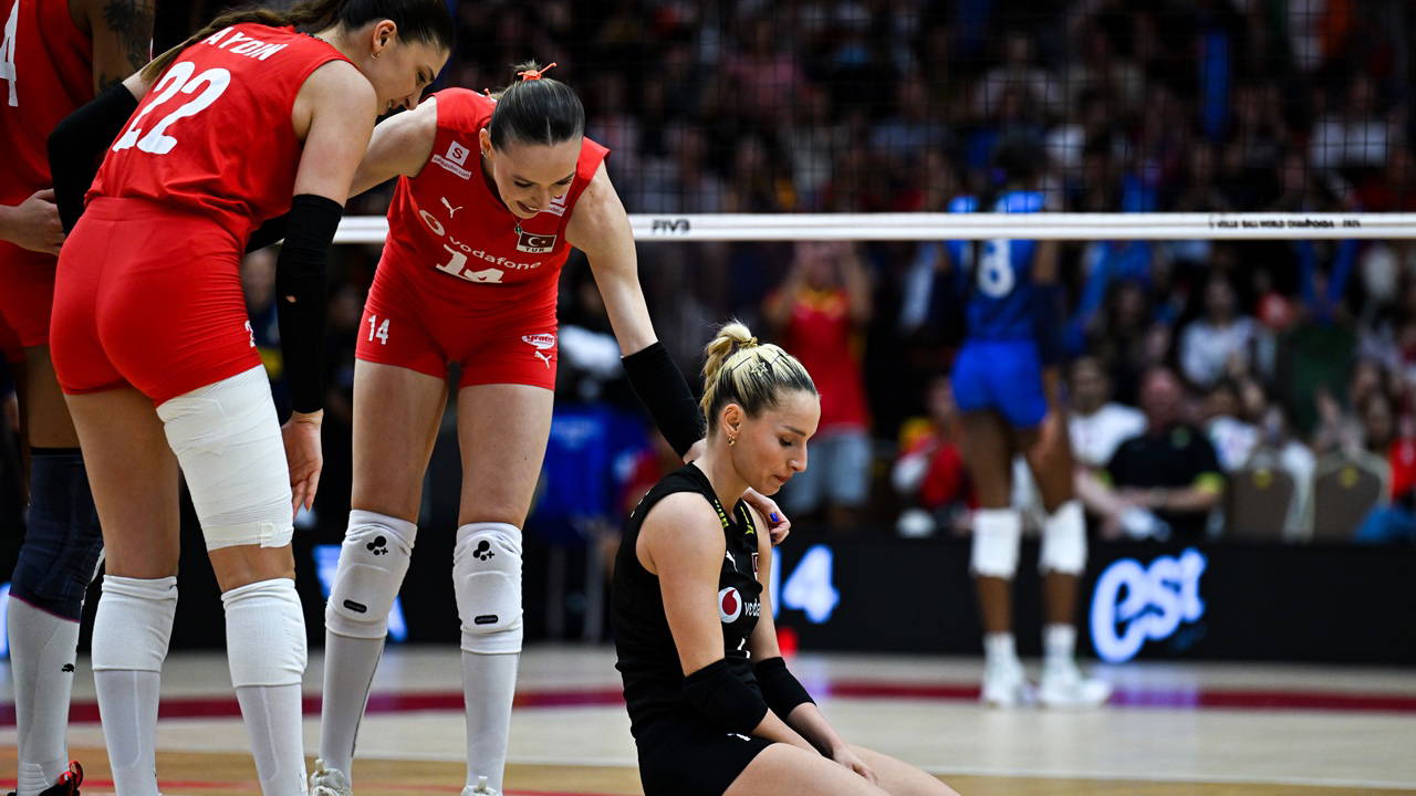 Türkiye sizinle gurur duyuyor: Filenin Sultanları, dünya ikincisi!