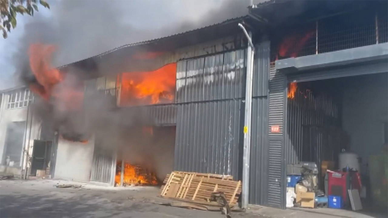 Beylikdüzü'nde korkutan fabrika yangını!