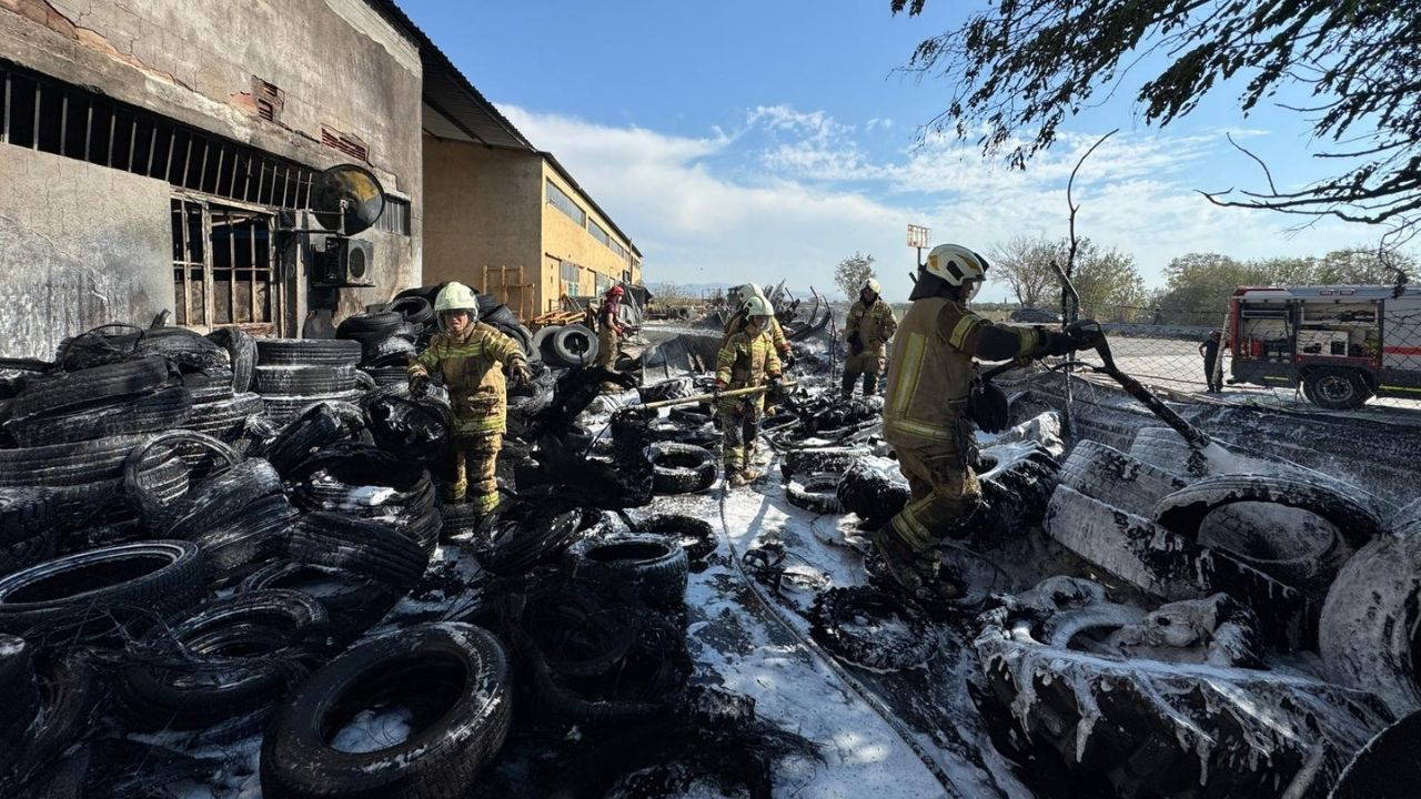 İzmir İtfaiyesi lastik deposu çevresindeki yangını söndürdü