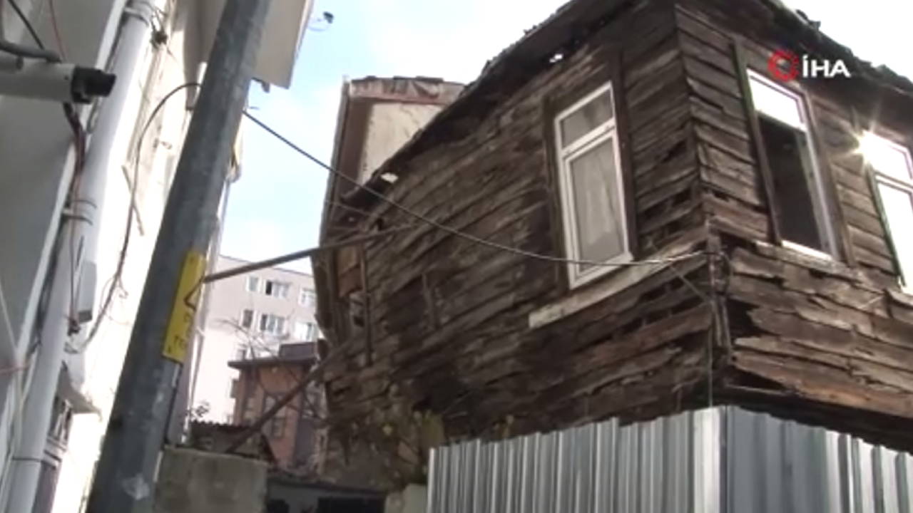 Beyoğlu'nda ahşap binada kısmi çökme: 2 bina tahliye edildi