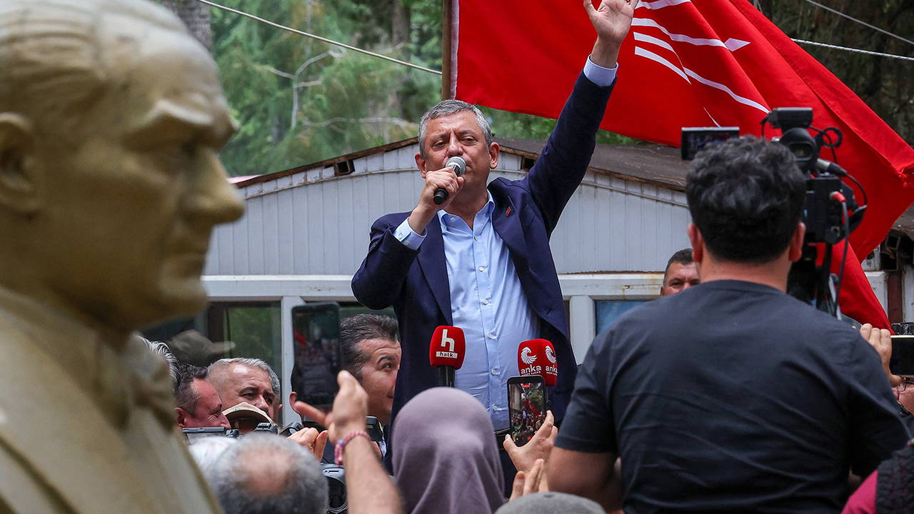 Özgür Özel'den Burdur'da dikkat çeken sözler: 'CHP'yi elimizden almak, iktidar yürüyüşümüzü durdurmak istiyorlar'