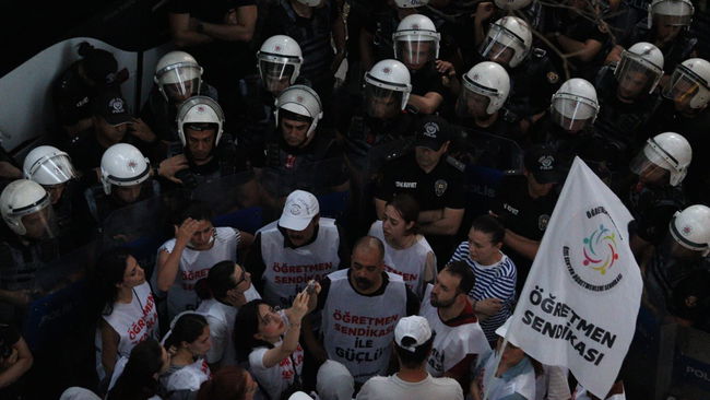 Ablukaya aldılar, en az 5 gözaltı