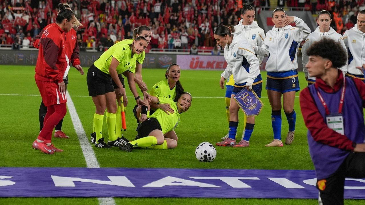 Türkiye - Kosova maçında hakem, baygınlık geçirdi!