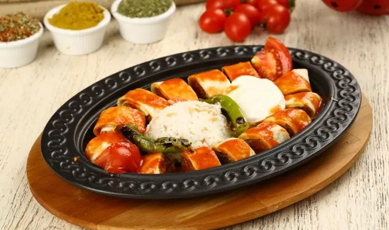 Dışarıda yemeye son! Evdeki malzemelerle hazırlayabileceğiniz, parmak ısırtan lokanta usulü beyti kebabı