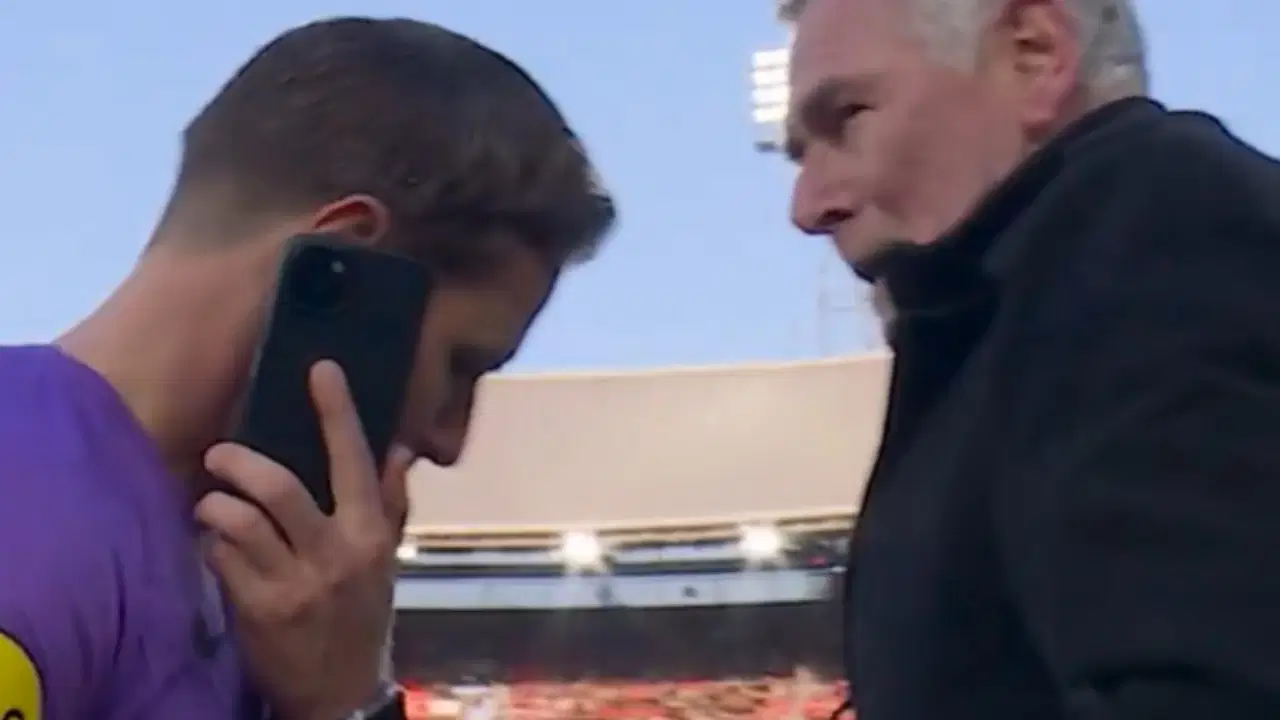 Hakem saha kenarında telefon ile konuştu! Sebebi ortaya çıktı...