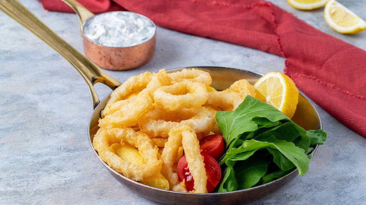 Akdeniz mutfağının en sevilen lezzeti: Kalamar tava tarifi