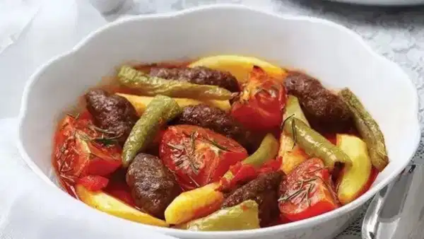 Sofraların vazgeçilmezi: Fırında İzmir Köfte