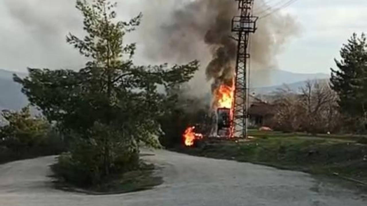 Patlayan elektrik trafosu alev aldı