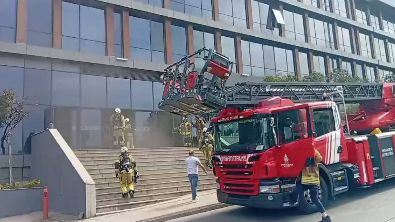 Pendik'te iş merkezinde yangın: 5 kişi dumandan etkilendi