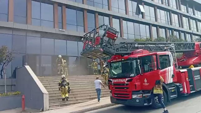 Pendik'te iş merkezinde yangın: Mahsur kalanlar var