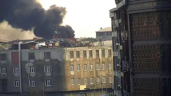  İstanbul'da bir binada yangın çıktı: Müdahale sürüyor!