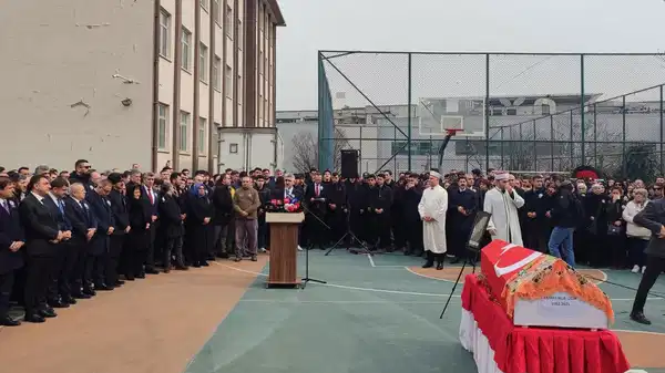 Öğrenci tarafından katledilen öğretmen Fatma Nur Çelik için okul bahçesinde tören düzenlendi: Bakan Yardımcısı konuştu, 'güvenlik yok' sloganları atıldı!