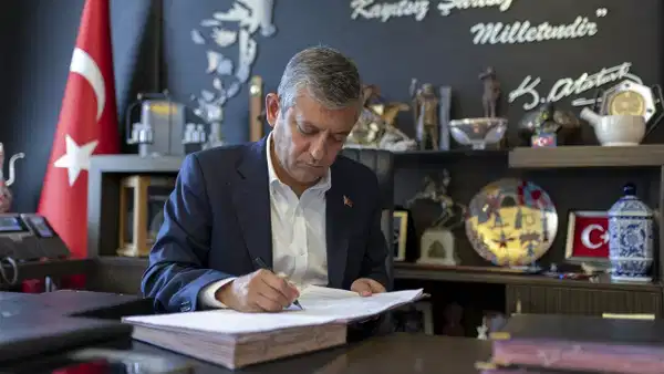 Son Dakika... Özgür Özel istifa etti: YENİ Parti'nin kuruluş dilekçesini imzaladı