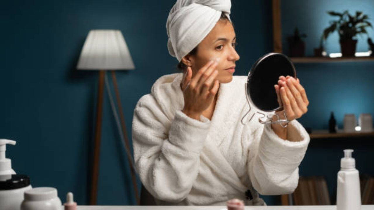 Sabaha ışıl ışıl uyandıran nem bombası formülü: Cilt kuruluğuna karşı gece rutininde uygulamanız gereken 6 adım