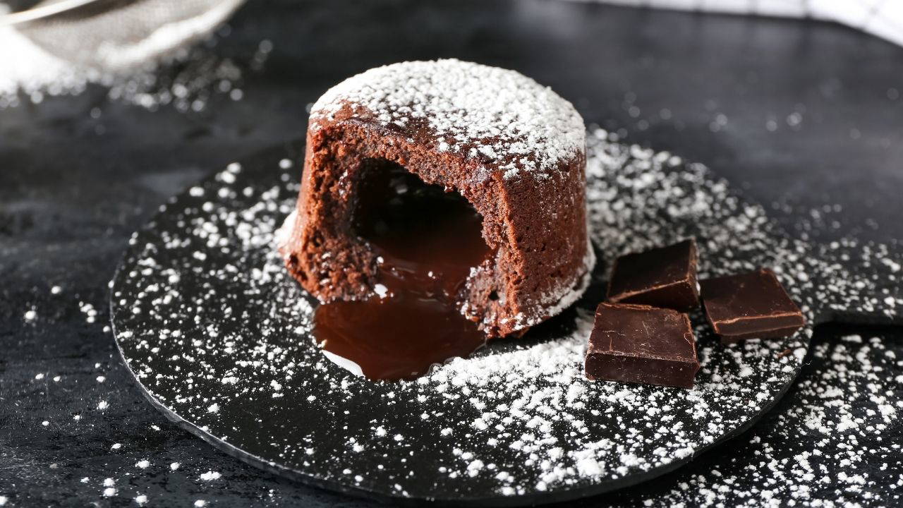 Tatlı krizlerine 15 dakikada hazırlayabileceğiniz pratik çözüm: Çikolatalı lav kek tarifi