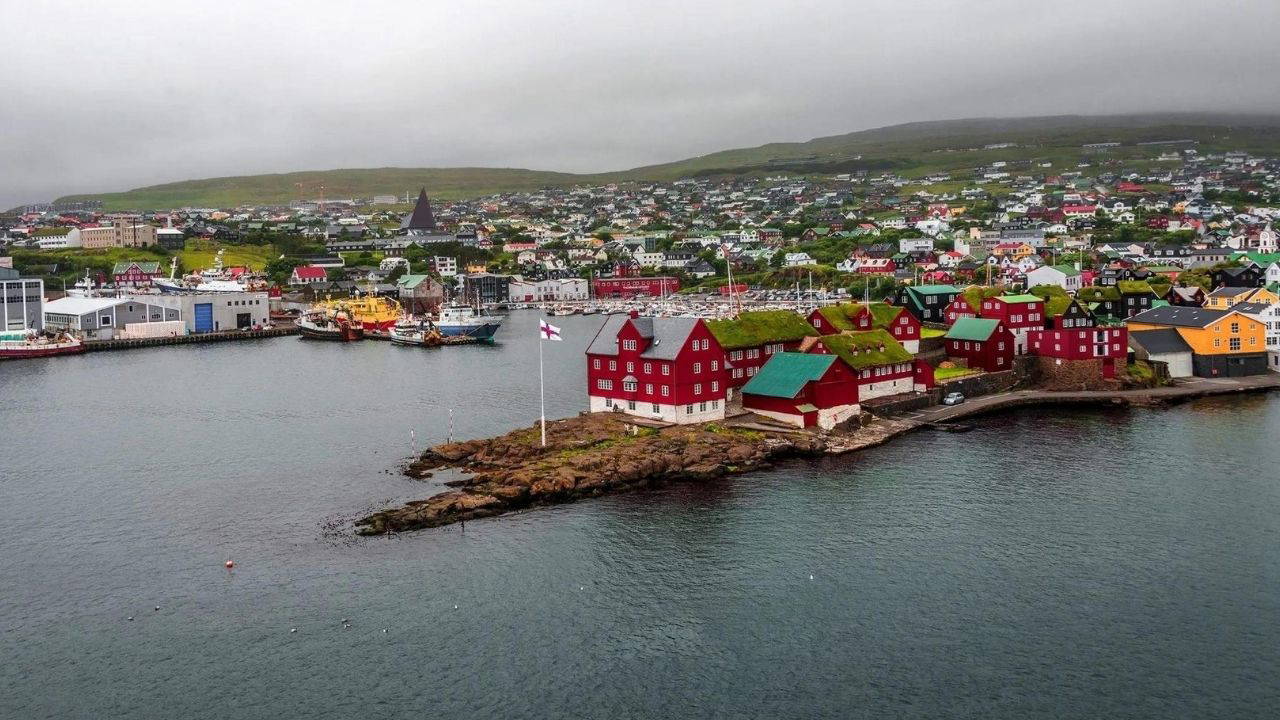 Faroe Adaları nerede, nüfusu kaç? Faroe Adaları hangi dili konuşuyor, neyi meşhur? Faroe Adaları nereye bağlı?