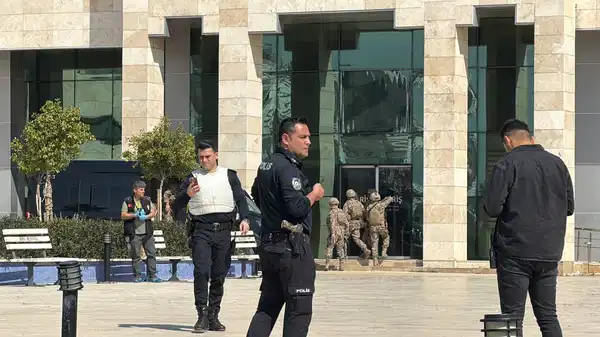 Kaymakamlık binasında silah sesleri