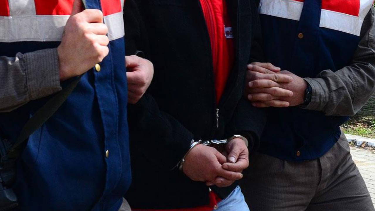31 yıl 7 ay hapisle aranıyordu: Ailesinin evinde yakalandı!