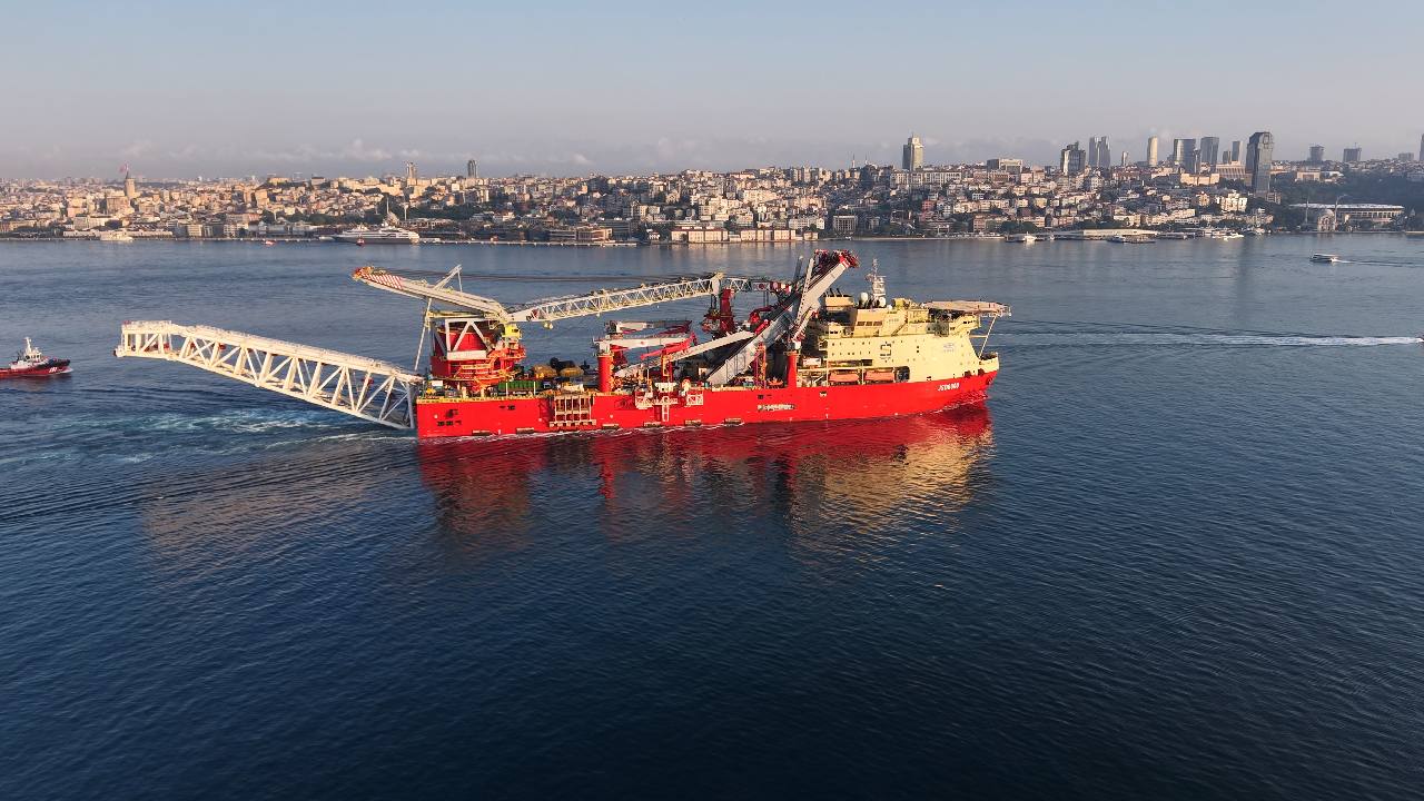 Dev boru döşeme gemisi İstanbul Boğazı'ndan geçti