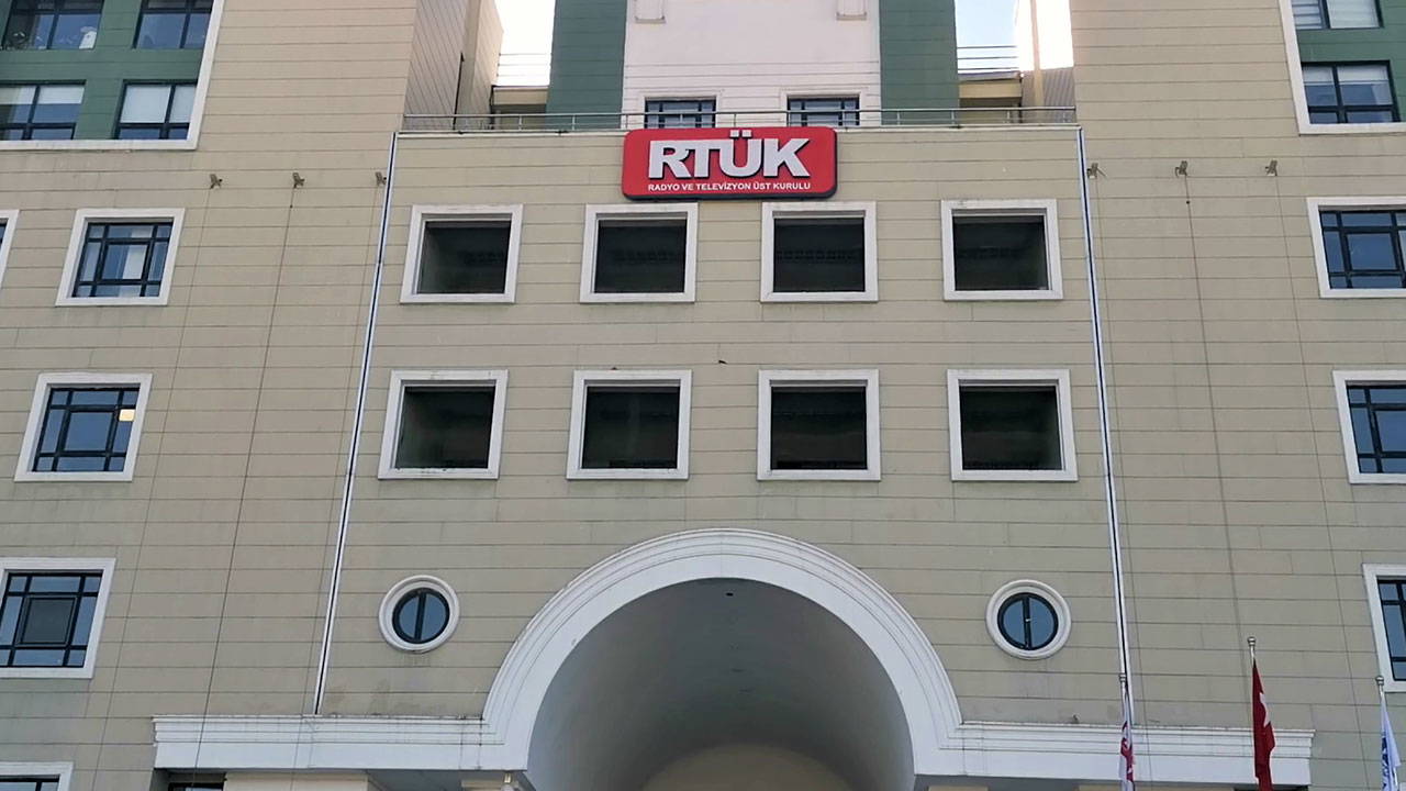 RTÜK'ten Sözcü TV ve Halk TV’ye 'Özgür Özel' cezası!