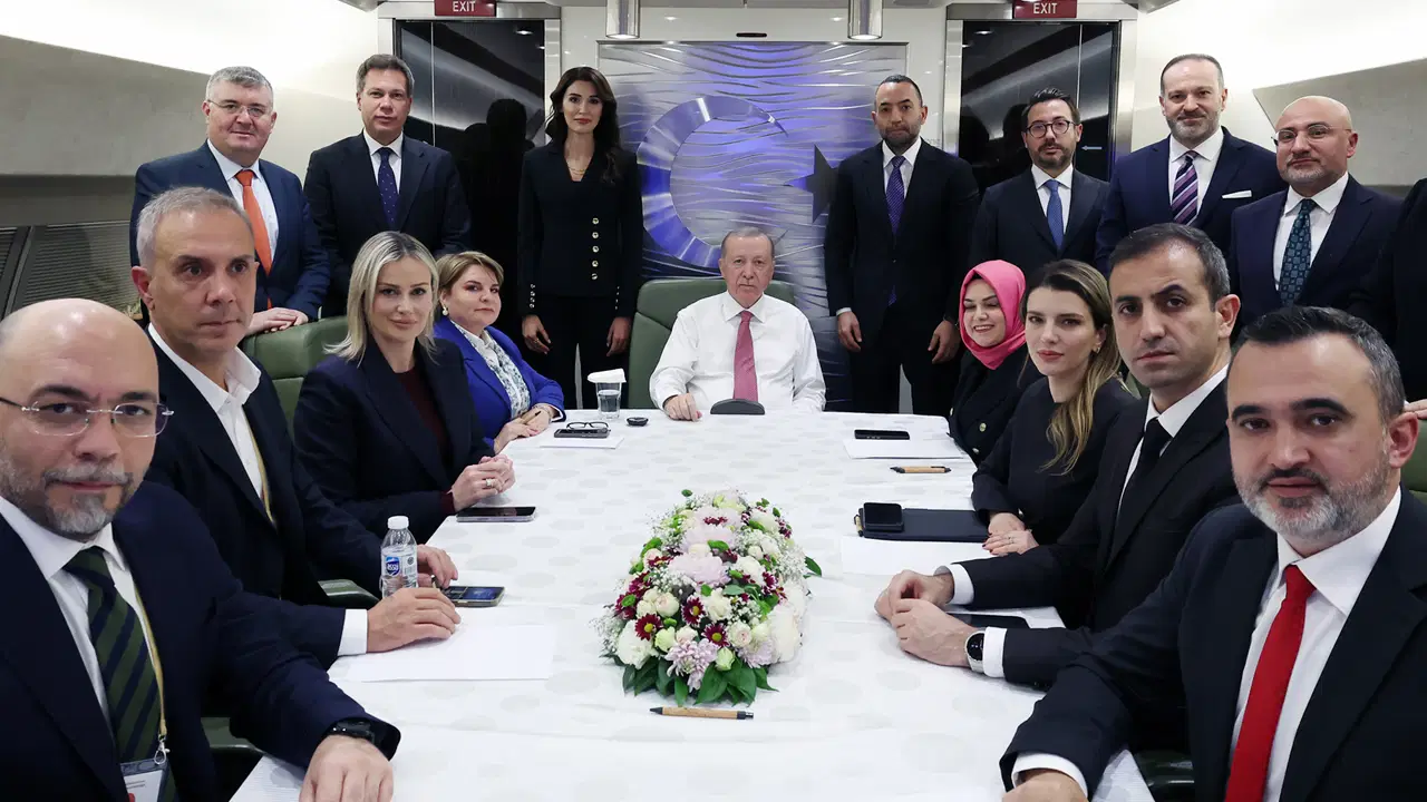 Uçakta soruları yanıtladı...