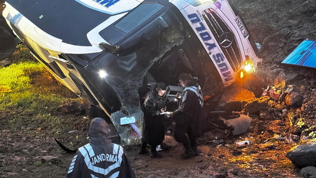 Yolcu otobüsü devrildi: 4 ölü, 15 yaralı!