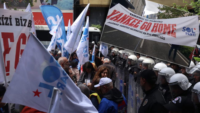 İzmir'de emperyalizm karşıtı pankarta engelleme