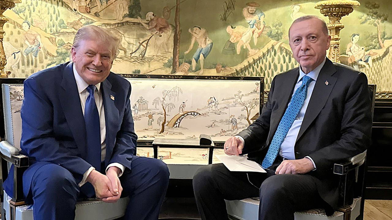 Erdoğan-Trump bir arada! AKP'li Cumhurbaşkanı'nın elindeki zarfta ne var?