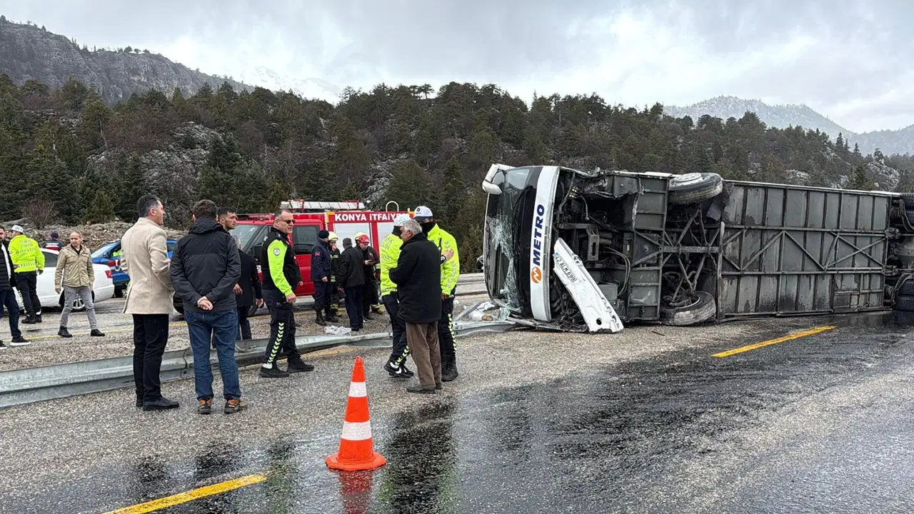 Konya-Antalya kara yolunda yolcu otobüsü devrildi: Yaralılar var