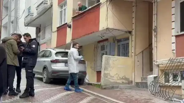 İstanbul'da 4 katlı binanın giriş katında patlama!