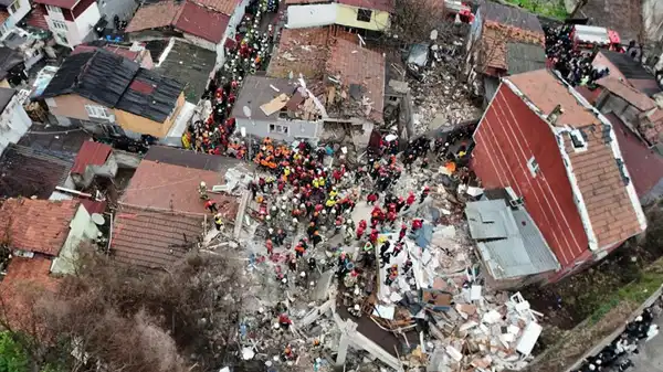 Fatih'te binalar çöktü