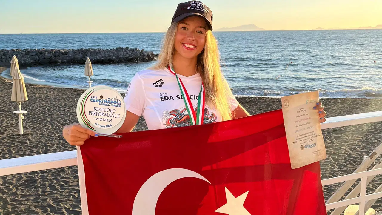 Ultra maraton yüzücüsü Eda Savcıgil'den İtalya'da "tarihi" birincilik