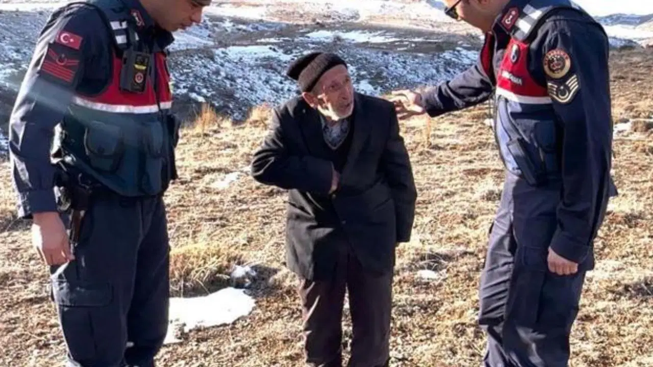 Jandarmanın bulduğu alzheimer hastası, 'Ayaklarım çamur' diye ekip aracına binmek istemedi