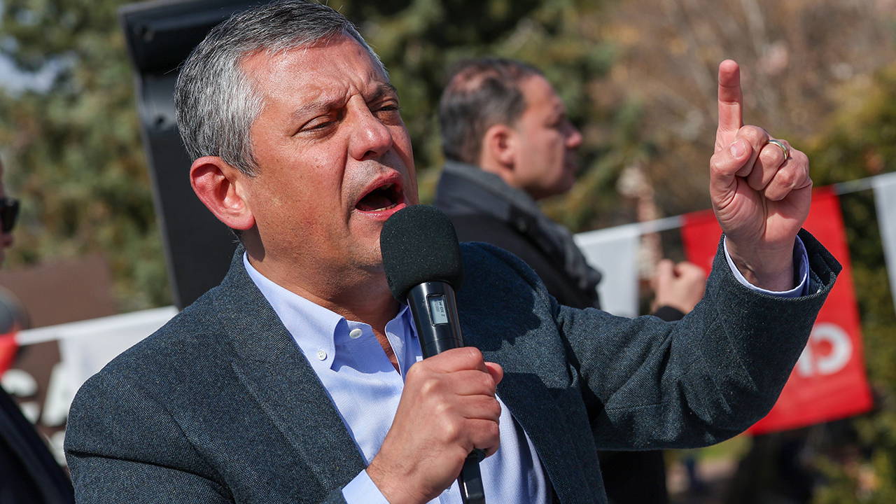 CHP'nin 106'ncı mitingi Sakarya'da... Özgür Özel'den 'Melih Gökçek' ifşası: 'Erdoğan, Melih'in hobi bahçesi gibi görünen villalarını kurtarıyor!'