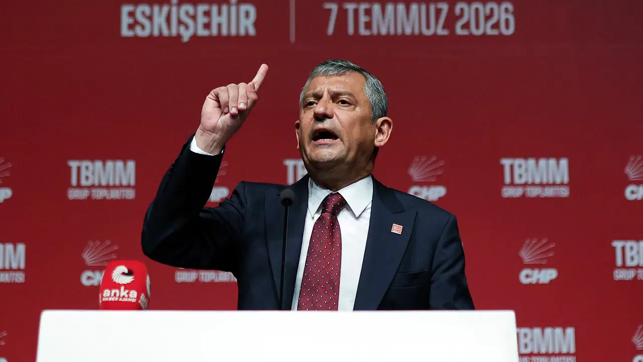 Trump'ın uçağının Ankara'ya indiği dakikalarda Özgür Özel'den çok sert sözler: 'Türkiye'ye gelip Anıtkabir'i ziyaret etmeyen bir Amerikan Başkanı...'