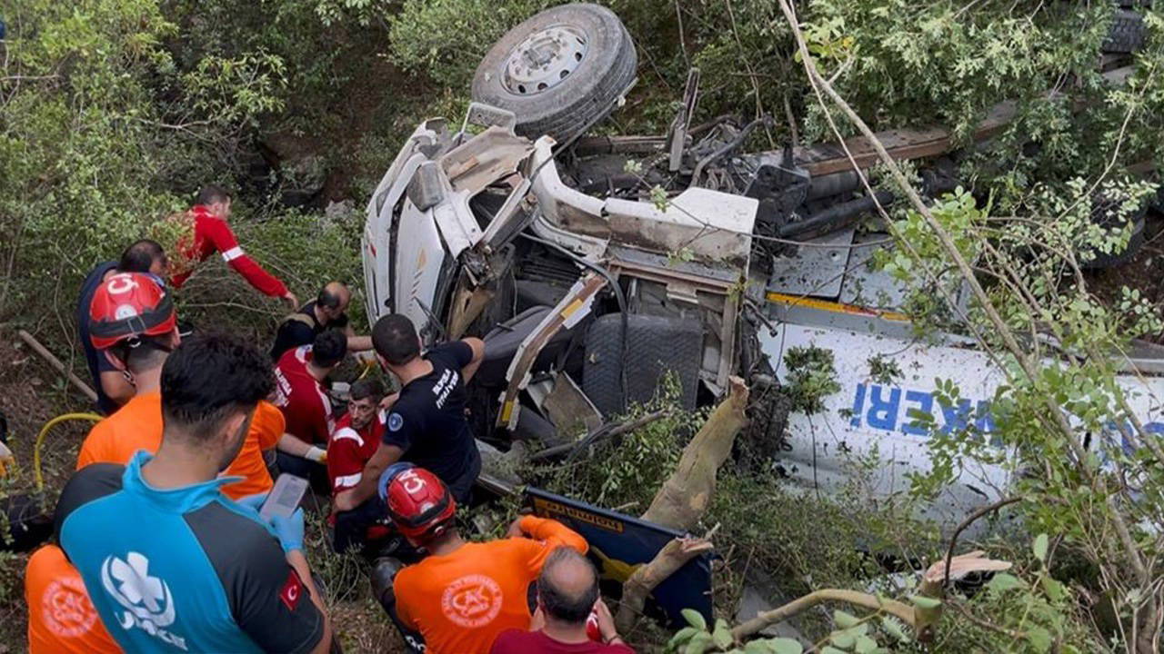 Tanker uçuruma yuvarlandı: Ölü ve yaralılar var!