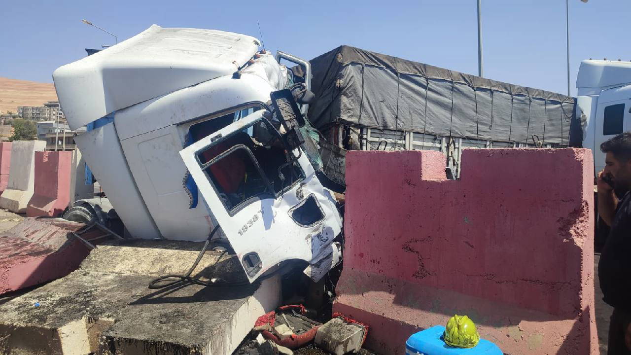 Acı tesadüf... Çarpışan TIR sürücüleri kardeş çıktı!