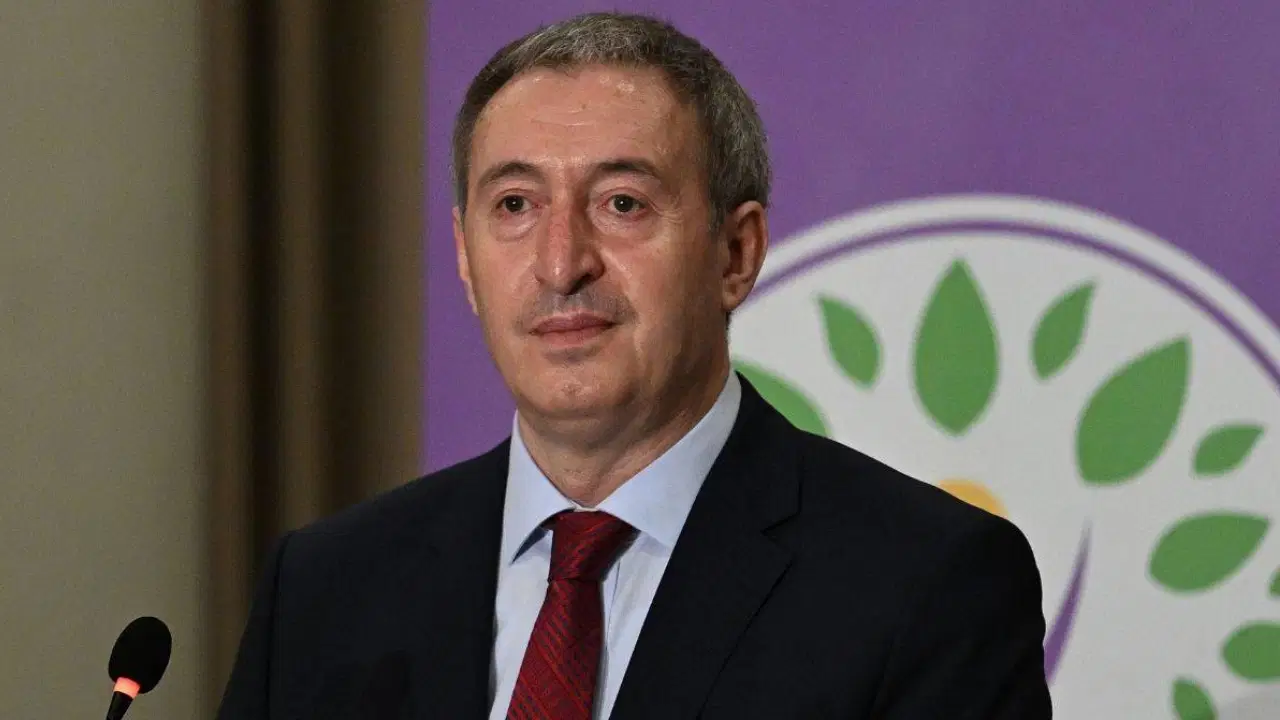 DEM Parti Eş Genel Başkanı Tuncer Bakırhan, "Türkiye Cumhuriyeti bizim ortak evimizdir. Ama eksikler var ama yanlışlar var ama inkarcı bir tutum var. Ortak evimizdeki o yanlışların, eksiklerin, zulmün, inkarın ve yok saymanın ortadan kaldırılmasını hep birlikte sağlayarak ortak evimizde kardeşçe, eş