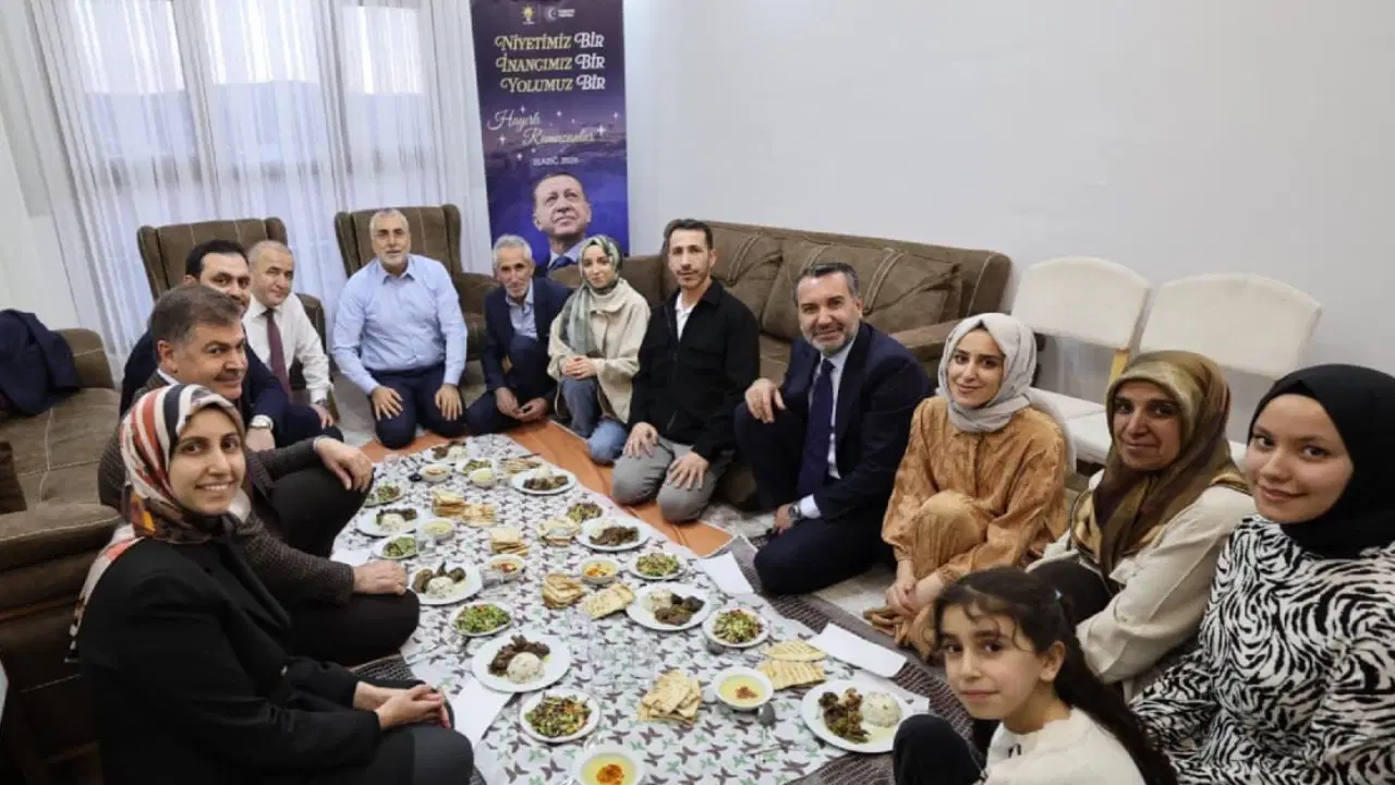 Bakan Işıkhan’ın iftar ziyaretinde tartışma yaratan görüntü: İftar sofrasına Erdoğan posterli reklam panosu!