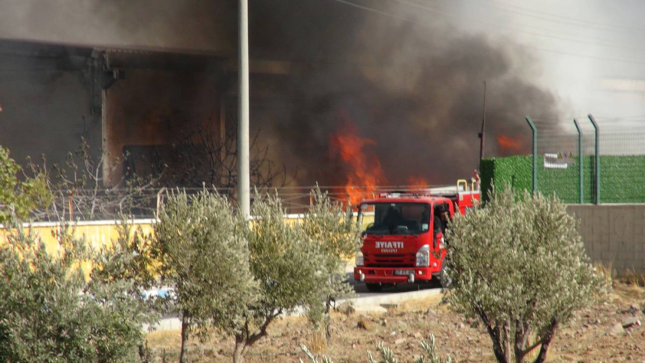 Kilis'te fabrika yangını; 2 saatte söndürüldü