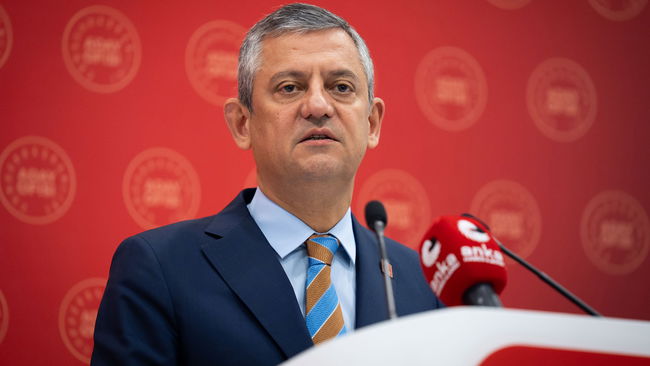 'Susmanızı isteyenler var' diyerek seslendi...